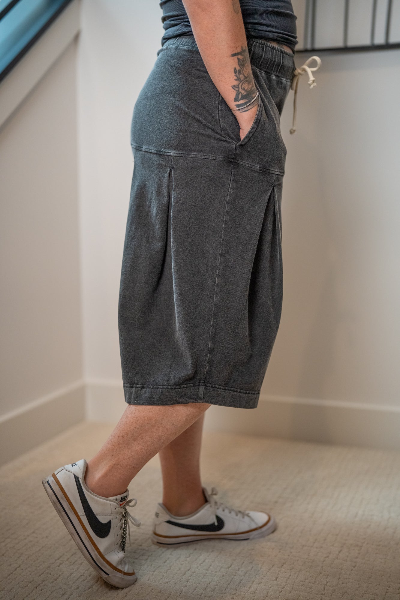 mono b - Mineral Wash Pleated Mid-Length Pants