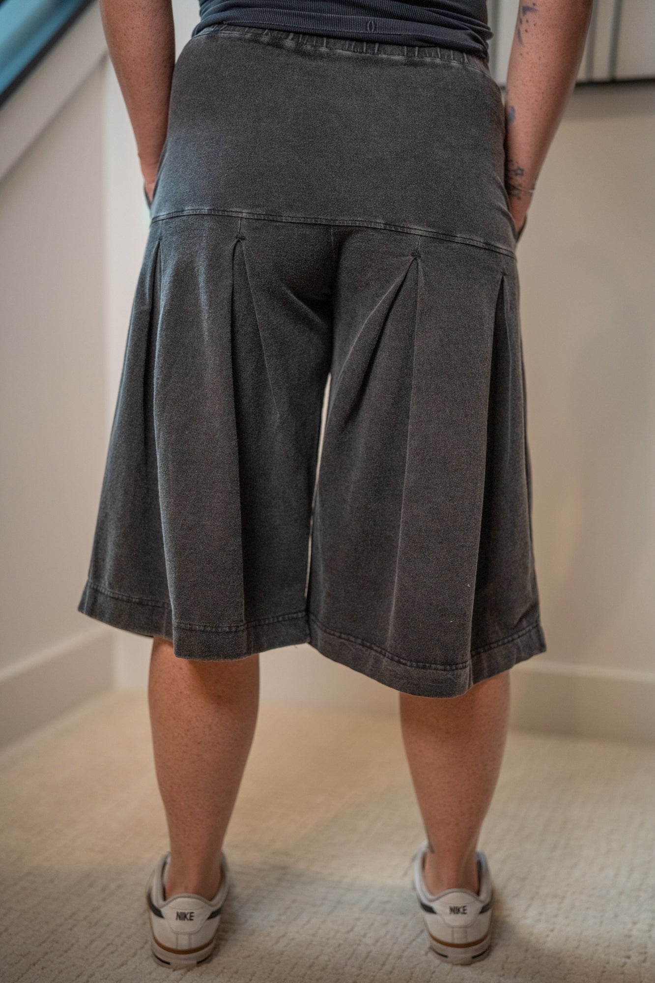 mono b - Mineral Wash Pleated Mid-Length Pants