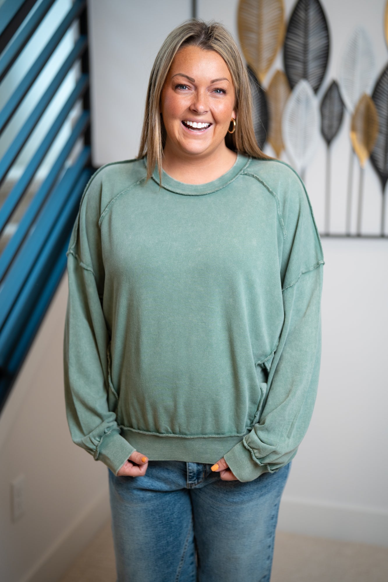 Easel Cut Out Mineral Washed Pullover – Juniper Green