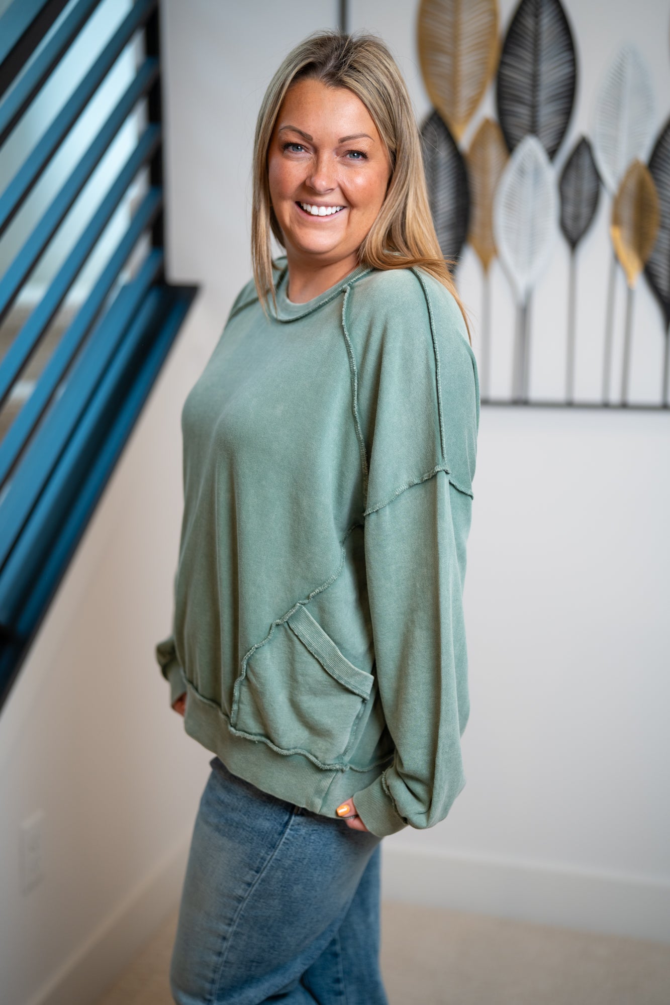 Easel Cut Out Mineral Washed Pullover – Juniper Green