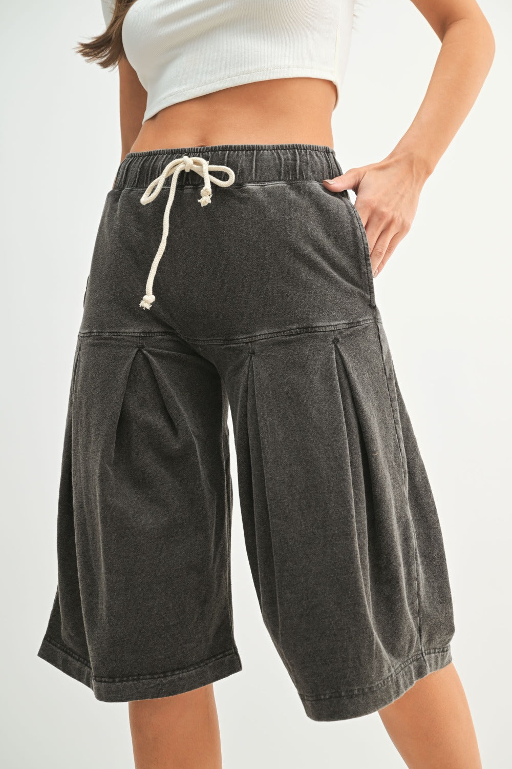 mono b - Mineral Wash Pleated Mid-Length Pants
